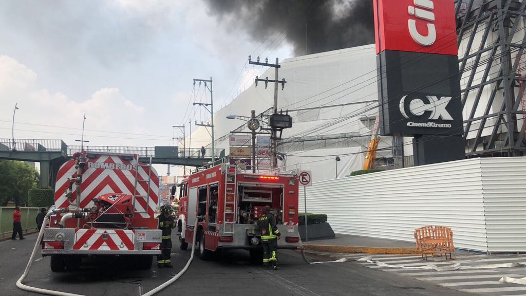 Aún sin reporte de lesionados tras incendio en plaza comercial