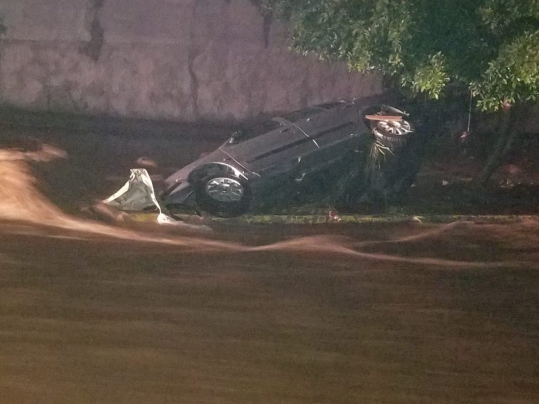 Personas atrapadas y carros volcados, saldo de fuerte lluvia en Morelia