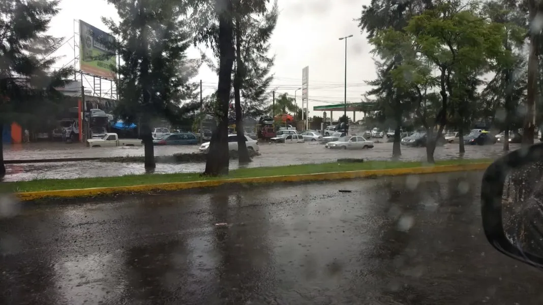 Fuertes encharcamientos en cinco avenidas de Morelia tras lluvia