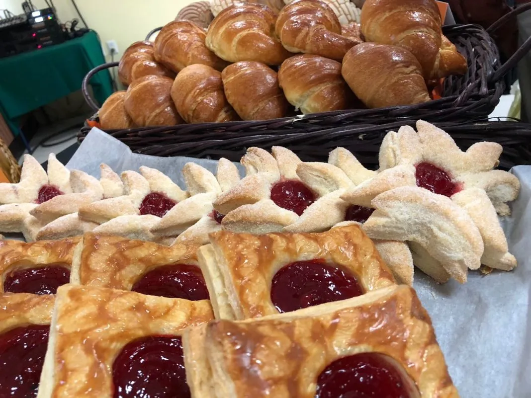 Panaderos michoacanos innovan en preparación de pan tradicional