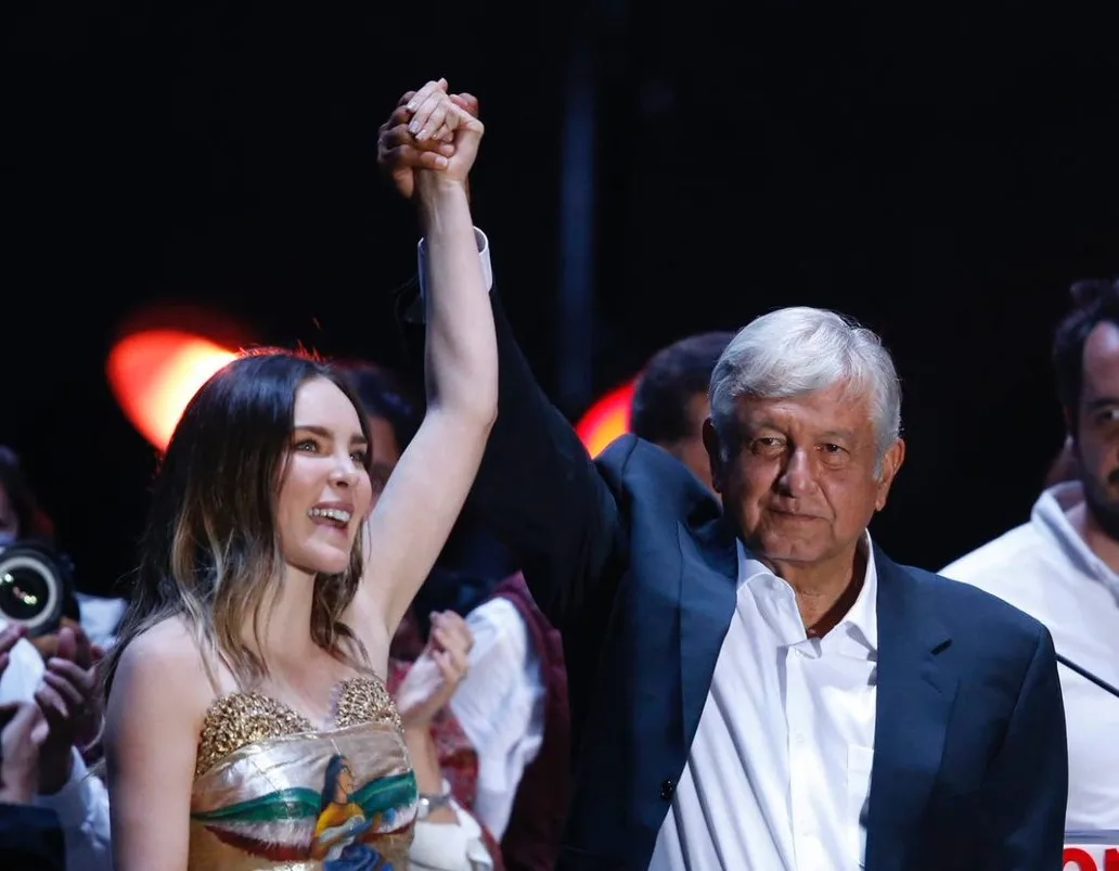 Belinda celebra la victoria de Obrador