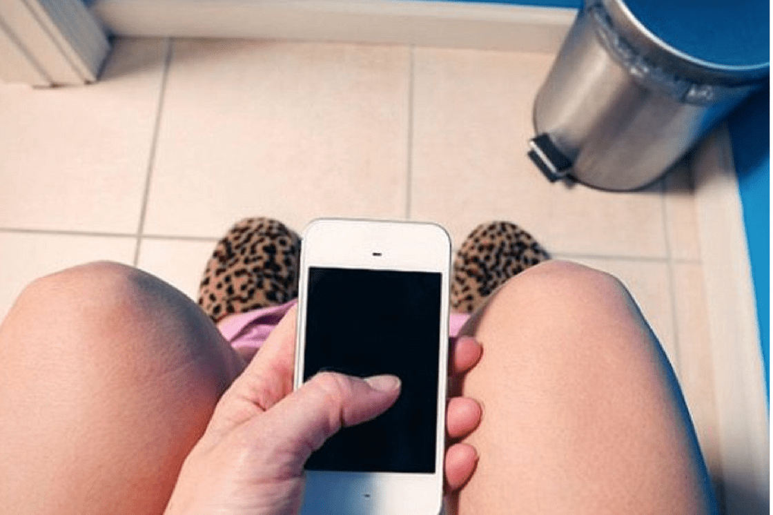 EL uso del celular en el baño podría causar hemorroides