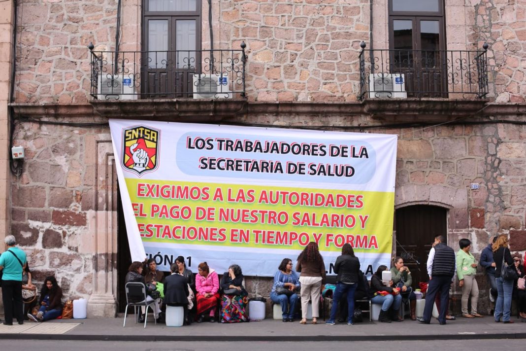 Se manifiestan trabajadores de la salud por falta de pago