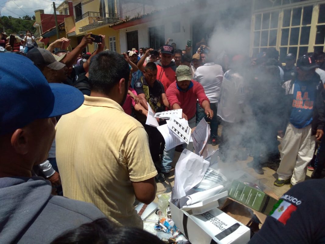 Denuncian quema de boletas, retención de funcionarios y clausura de casillas en Chilchota