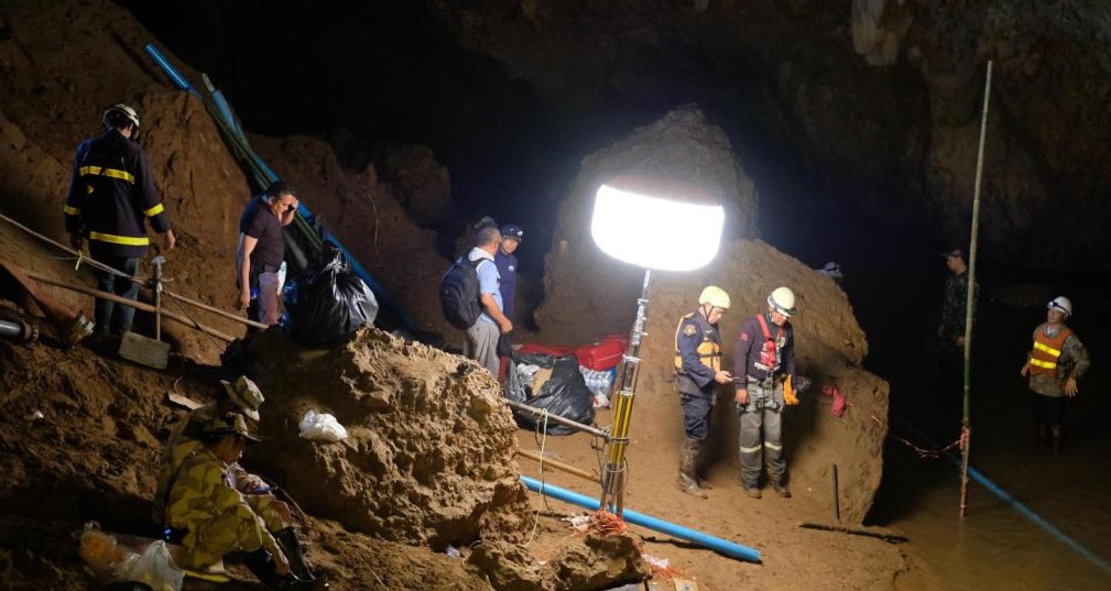 Rescatan a cuatro jóvenes atrapados en cueva en Tailandia