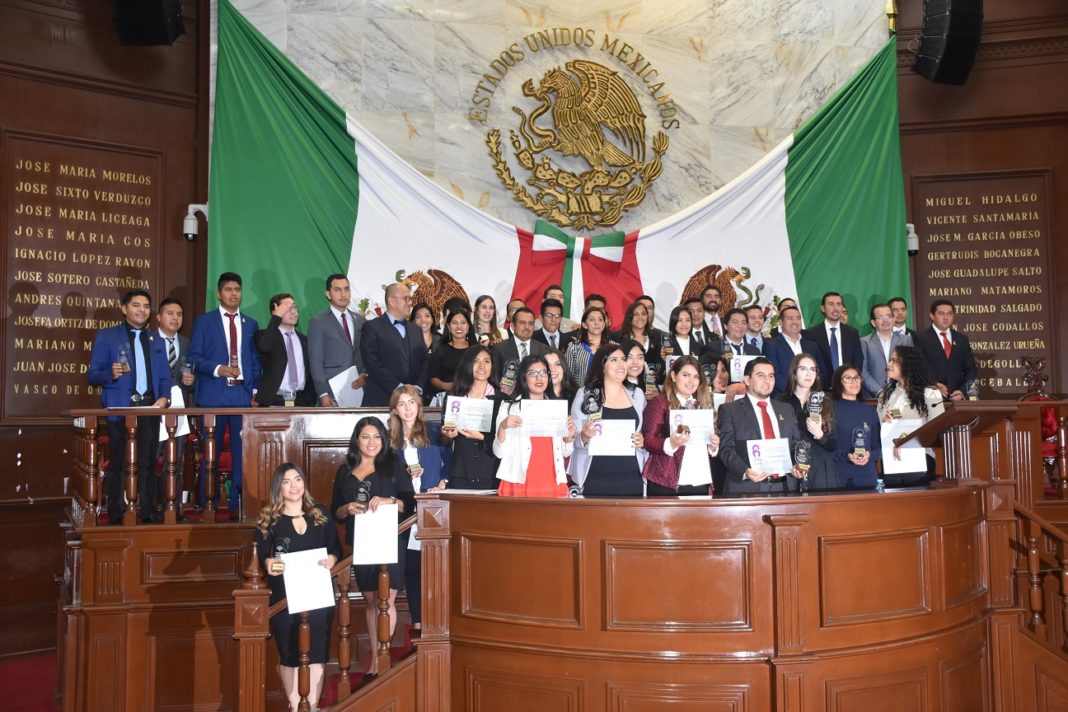 Debate de ideas en el Parlamento Juvenil fortalece la democracia