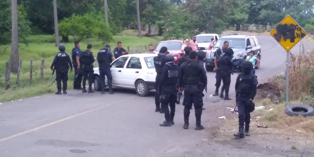 Liberan narcobloqueos carreteros en Tierra Caliente