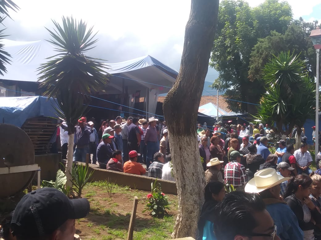 Grupos opositores en Nahuatzen se enfrentan previo a acto del presidente electo