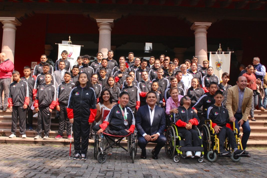 Roban uniformes a paralímpicos de Michoacán