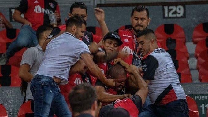 La violencia llegó al estadio Jalisco