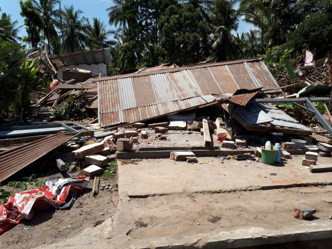Suman 460 muertos pos sismo en Indonesia