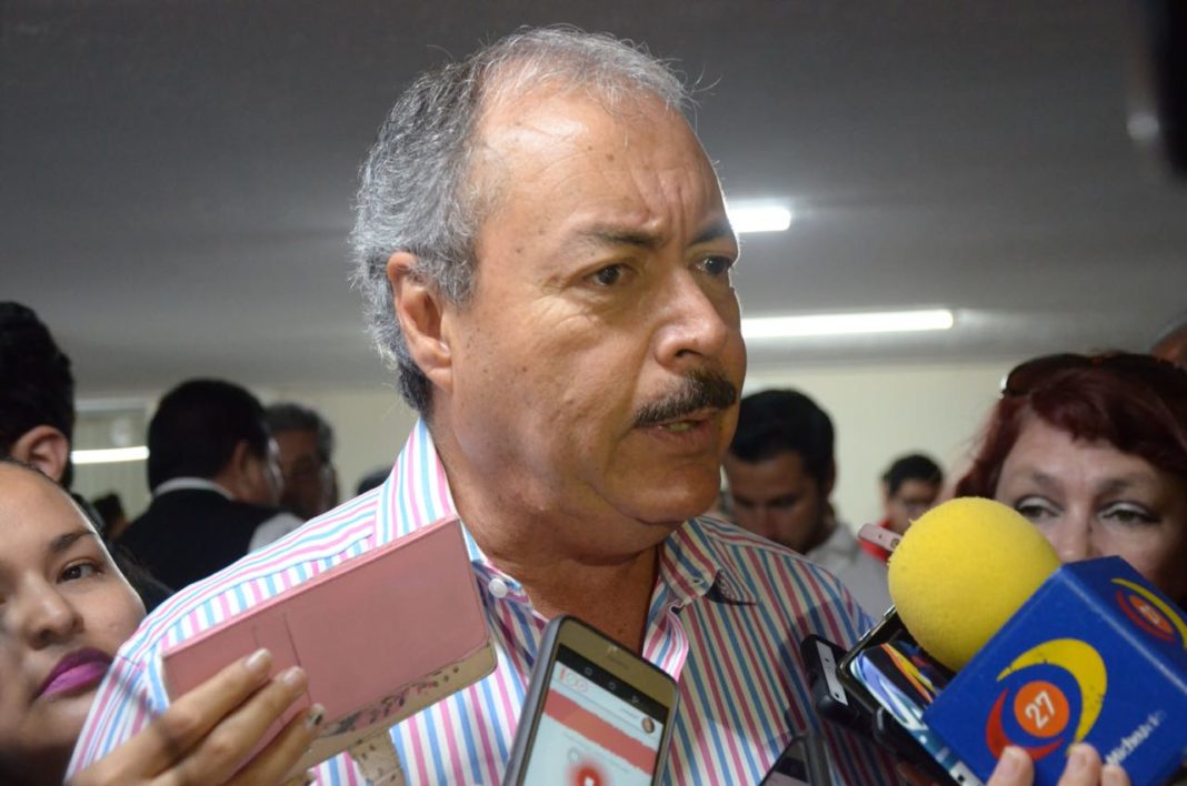 No percibe VST golpeteo interno hacia él