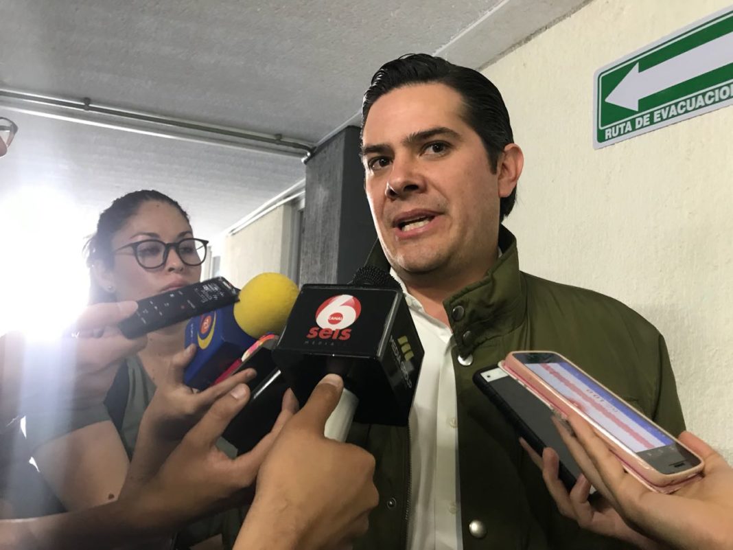 Eduardo Orihuela levanta la mano para coordinar bancada del PRI