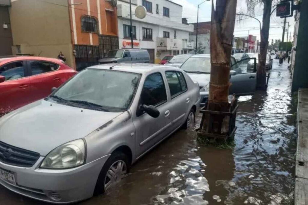 La fuerte lluvia registrada en Morelia causó encharcamientos en zonas como Félix Ireta, Camelinas y Ventura Puente, afectando el tráfico vehicular sin mayores incidentes 1