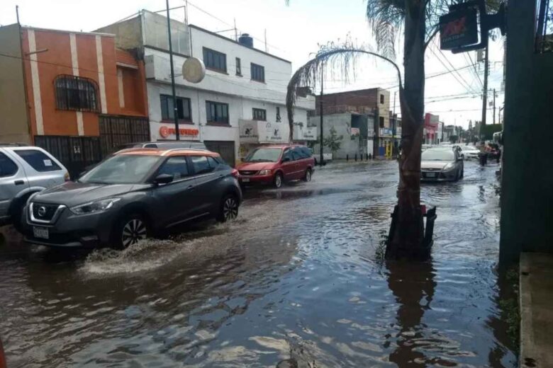 La fuerte lluvia registrada en Morelia causó encharcamientos en zonas como Félix Ireta, Camelinas y Ventura Puente, afectando el tráfico vehicular sin mayores incidentes
