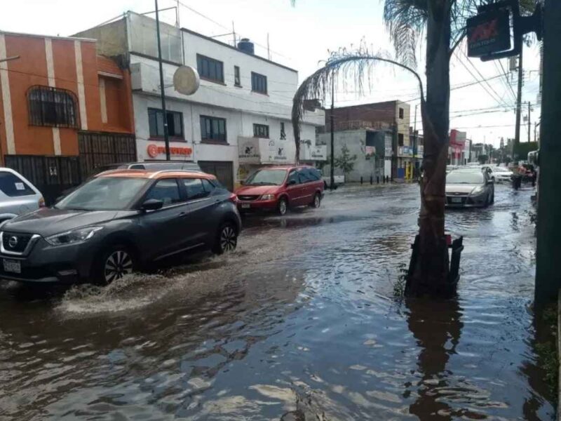 La fuerte lluvia registrada en Morelia causó encharcamientos en zonas como Félix Ireta, Camelinas y Ventura Puente, afectando el tráfico vehicular sin mayores incidentes