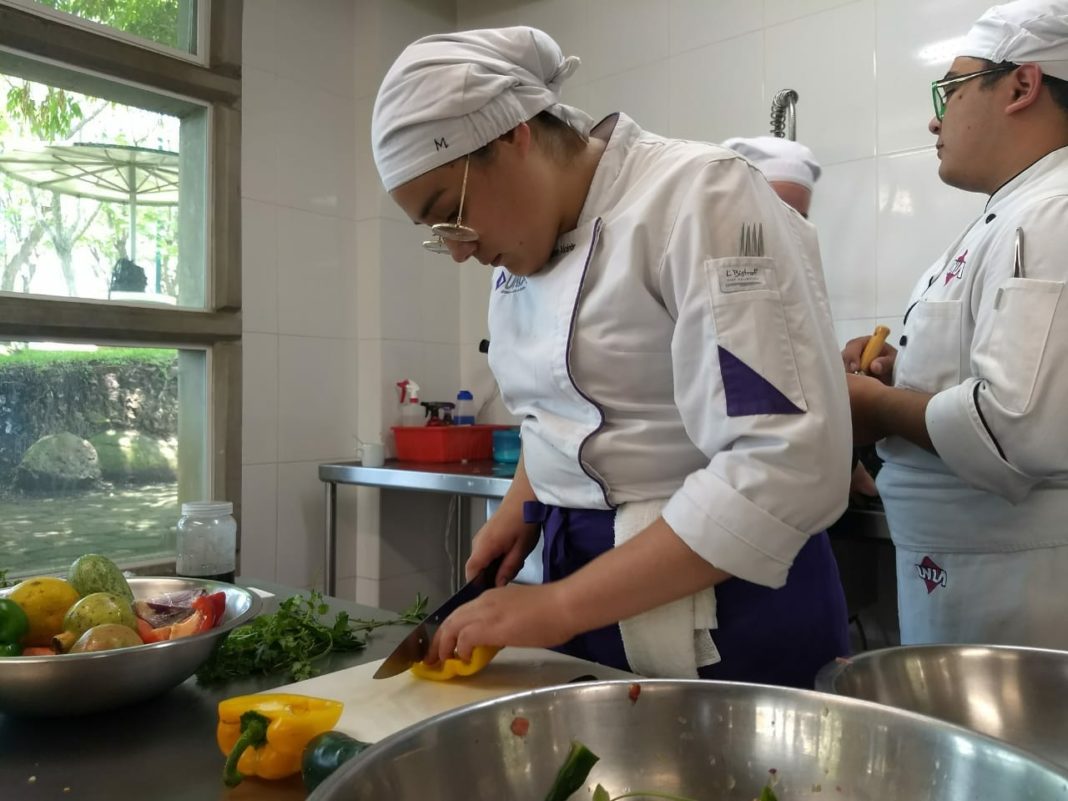 Alumnos de Gastronomía de la UNLA, apuesta por la comida Michoacana