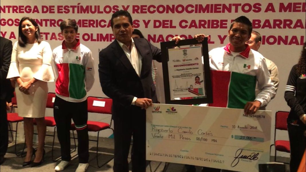 Gobierno premia a deportistas triunfadores