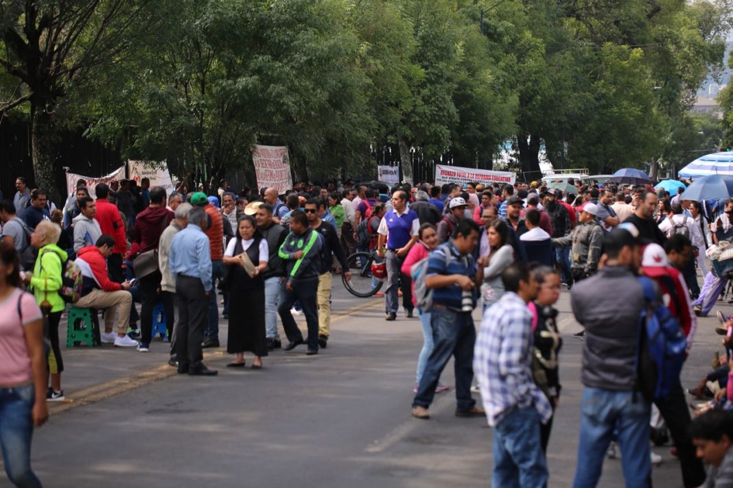 A manera de presión CNTE bloquea vialidad en Morelia