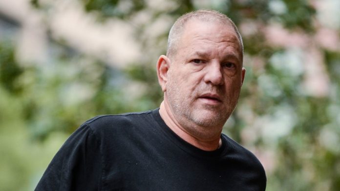 Weinstein Muestran video de Weinstein tocando a una mujer