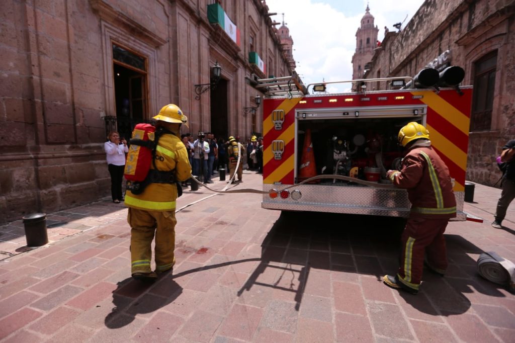 Simulacro de sismo en Palacio de Gobierno de Michoacán genera movilización y conato de incendio; participan Protección Civil y Bomberos.
