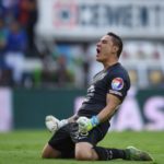 Moisés Muñoz cuelga los guantes hoy frente a Chivas