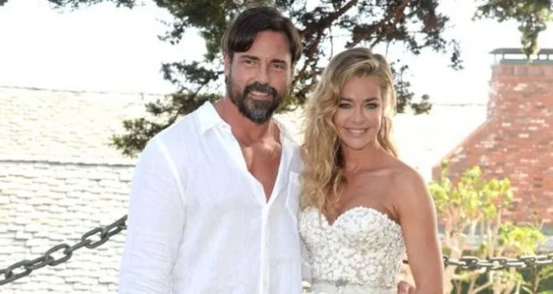 Denise Richards y Aaron Phypers se casan en Malibú