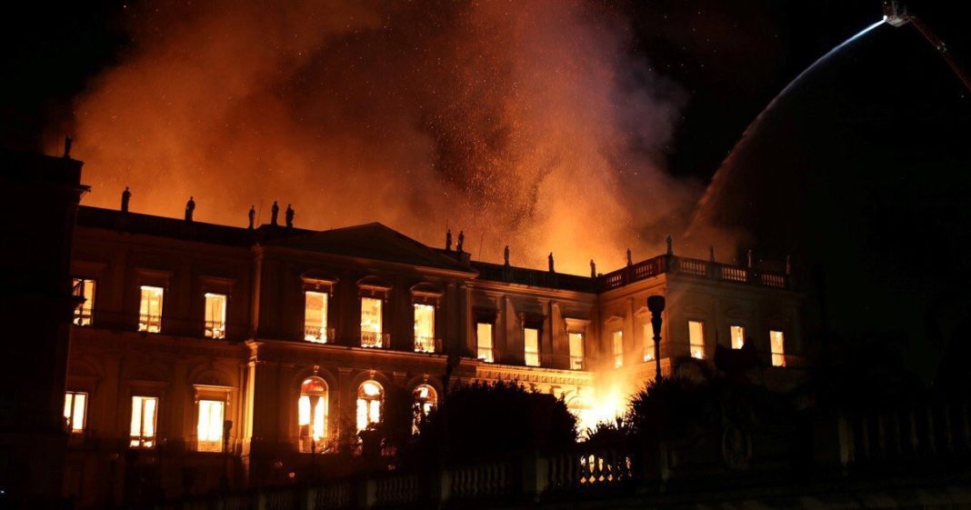 Incendio devora el Museo Nacional de Brasil