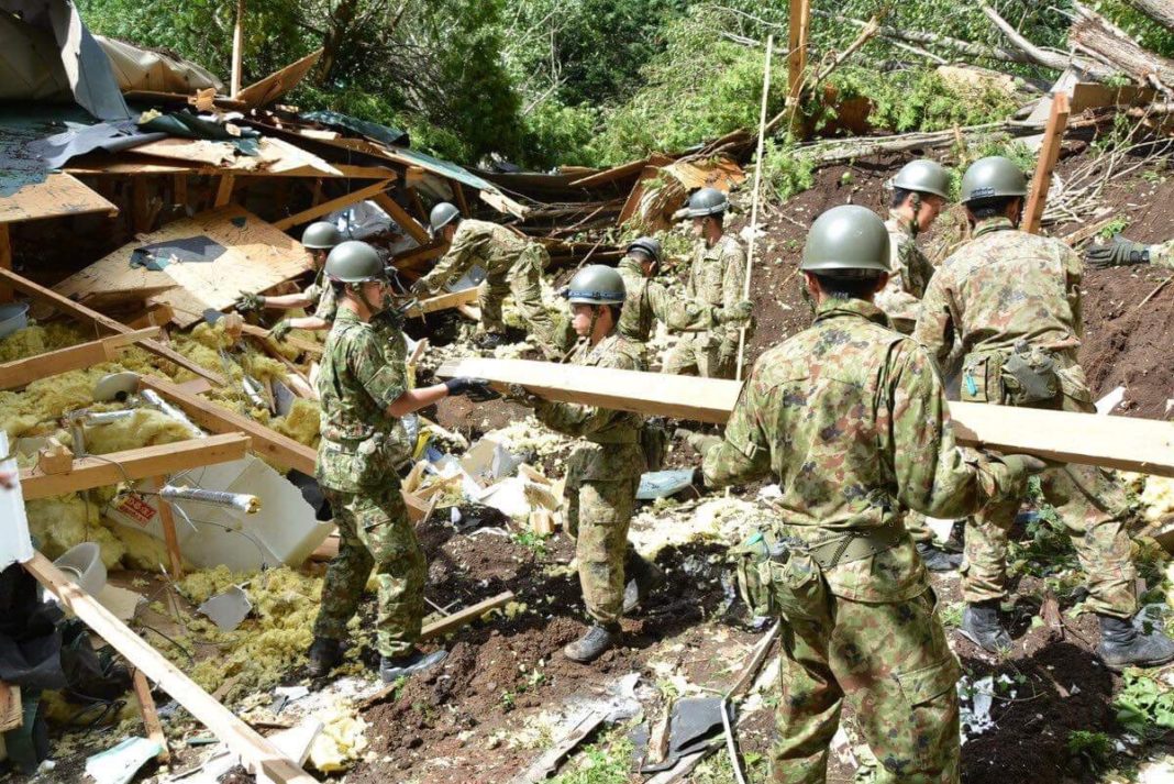 Mueren nueve personas por sismo en Japón
