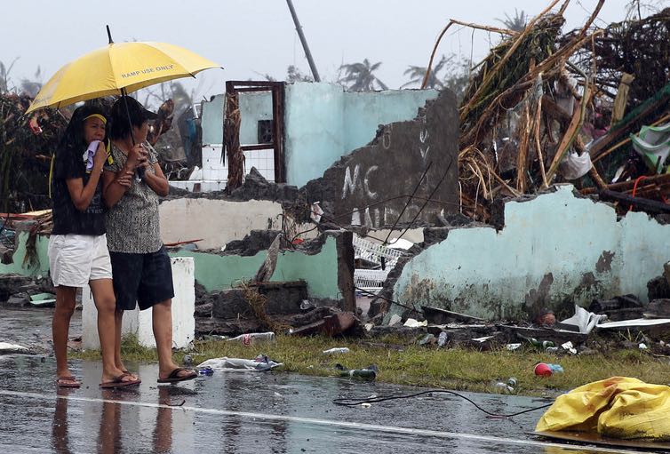 Suman 59 víctimas mortales por tifón en Filipinas