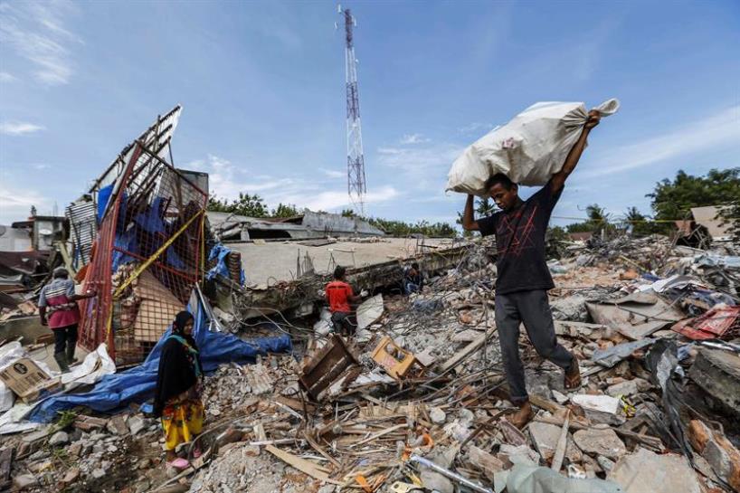 Incrementa el número de muertos en Indonesia tras tsunami
