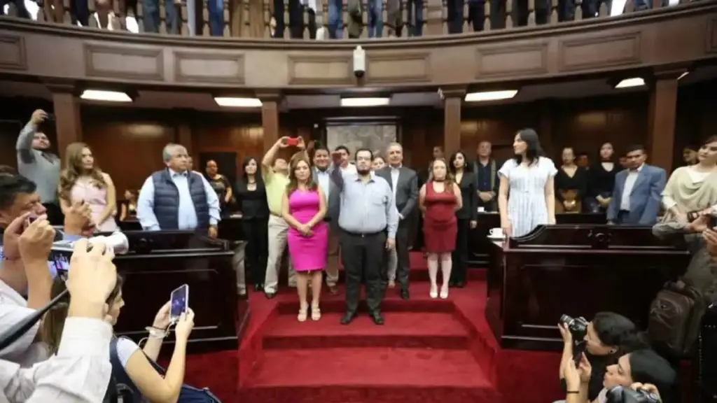 Gordiano Zepeda rinde protesta como alcalde sustituto de Buenavista Tomatlán, Michoacán. Reconoce amenazas y dice que llega con respaldo de ciudadanos y apoyo de seguridad estatal 1