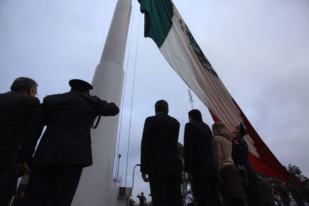 Con izamiento de Bandera Nacional inician fiestas patrias