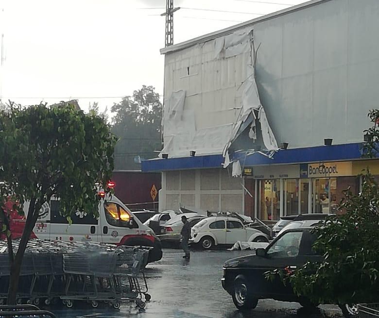 Caída de fachada y autos atrapados, afectaciones de la lluvia