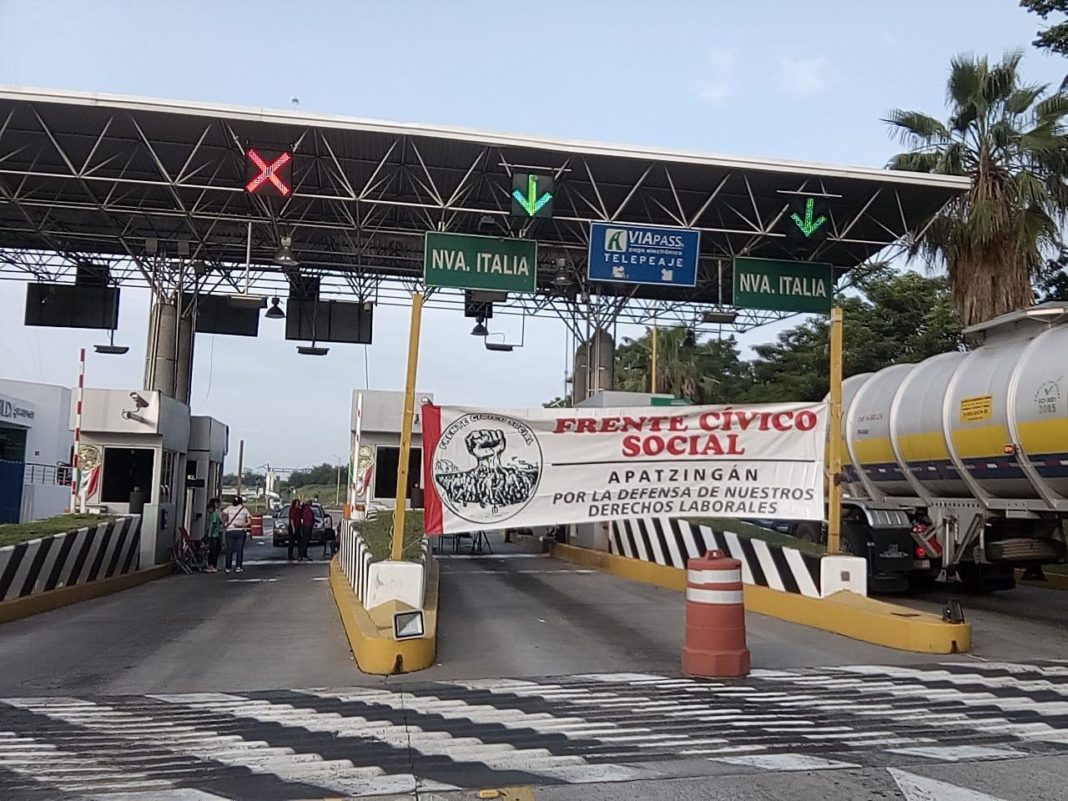 Asegura CNTE que gobierno adeuda a 32 mil trabajadores y toma casetas