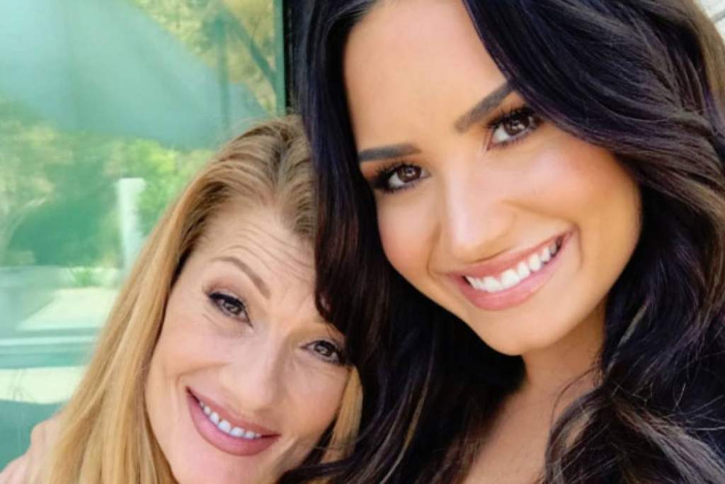 Madre de Demi Lovato, asegura que se encuentra bien