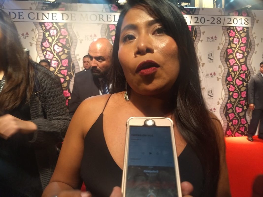 Yalitza Aparicio muestra telar que le hizo su abuela en Londres