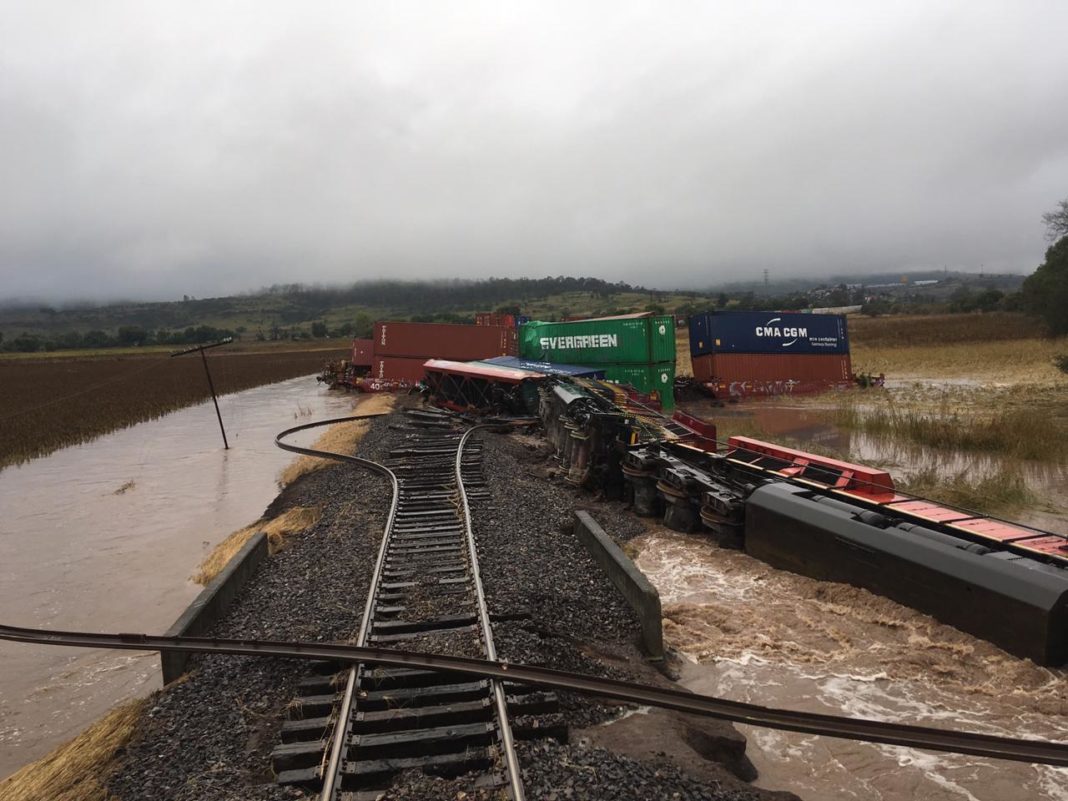 Se descarrila el tren en Charo