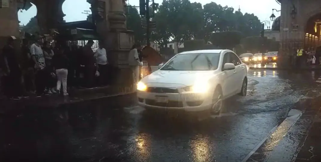 Reportan inundaciones y encharcamientos tras fuerte lluvia en Morelia