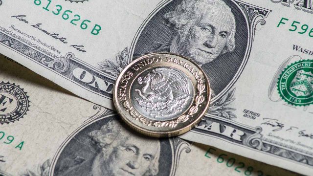 Disminuye en centavos el dólar