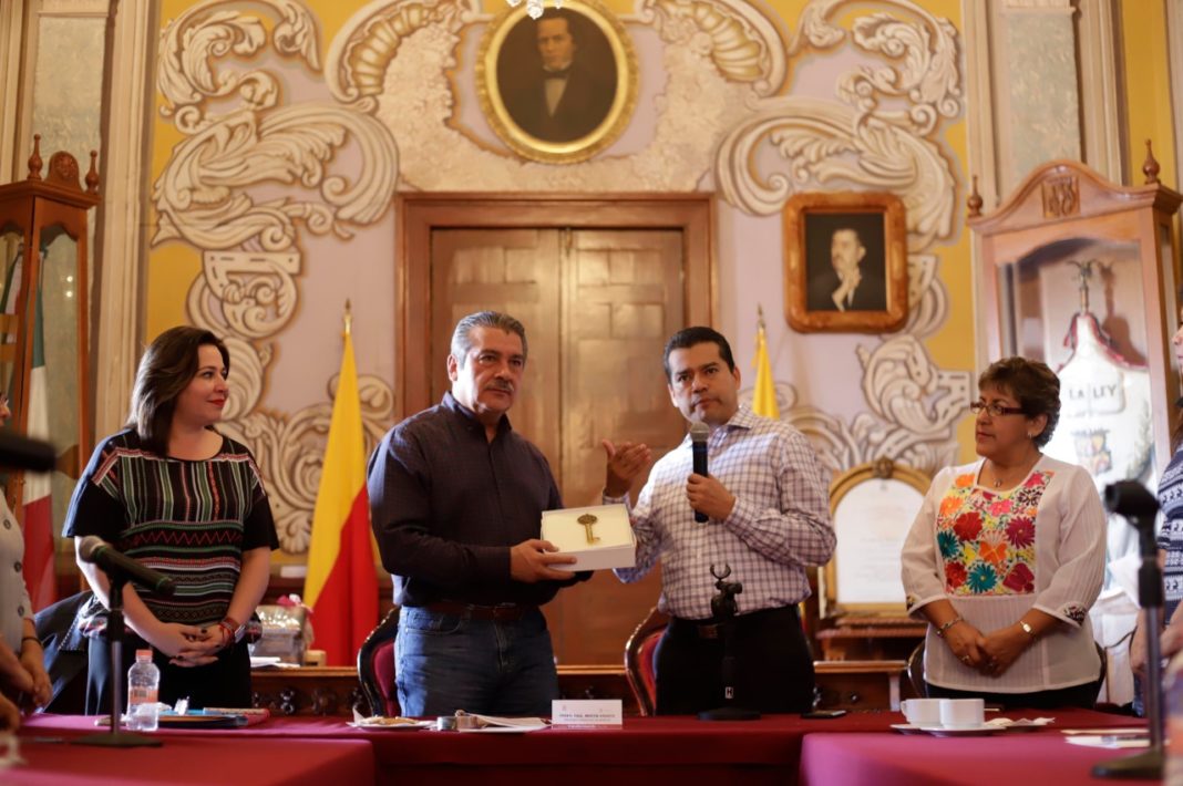 Recibe Morón llaves de la ciudad Huajuapan de León, Oaxaca