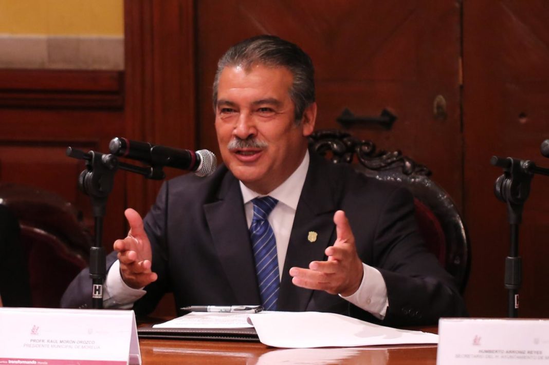 Cambio de luminarias en Morelia con equipo y personal de ayuntamiento