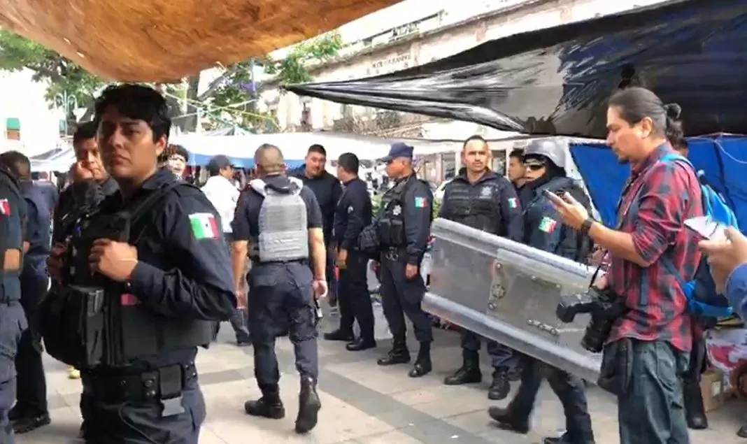 Hasta 60 detenidos habría por intento de desalojo en Plaza Melchor Ocampo