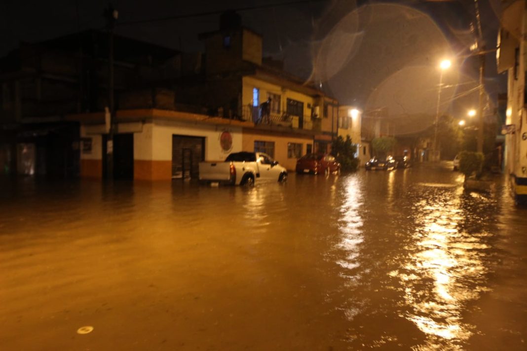 Reportan inundaciones en varias colonias de Morelia