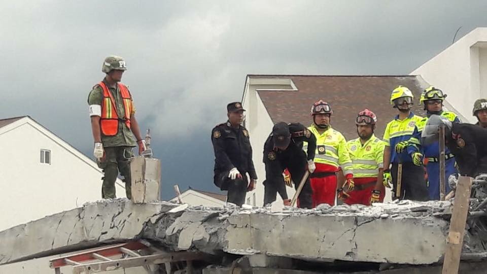 Suman siete muertos tras derrumbe en Monterrey