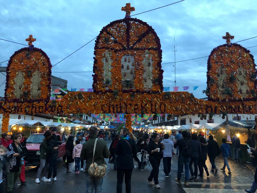 Entre tristeza y alegría se vive Noche de Muertos en Tzintzuntzan