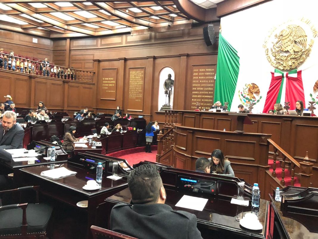 Entre ausencias y desorden arranca sesión del Congreso michoacano