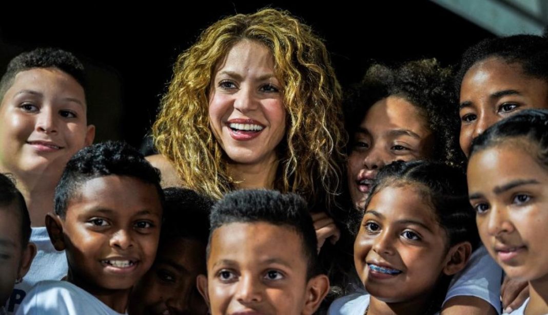 Shakira coloca primer piedra para dos escuelas en Colombia