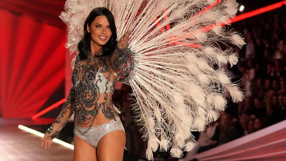 Adriana Lima, le dice adiós a sus alas de Victoria's Secret