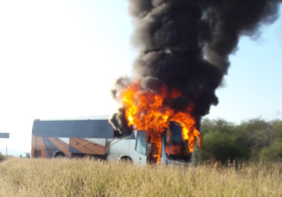 Incineran autobús en carretera Apatzingán-Buenavista